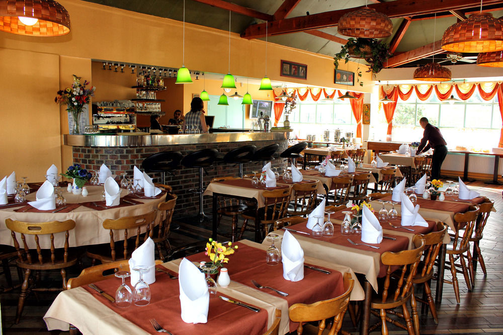 Hotel Restaurant Les Jardins D'Epone Exterior photo