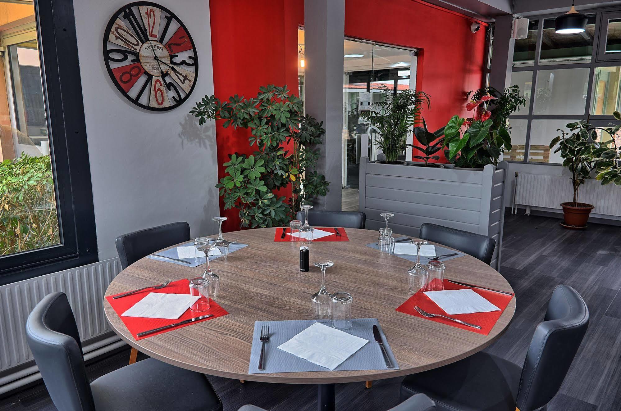 Hotel Restaurant Les Jardins D'Epone Exterior photo
