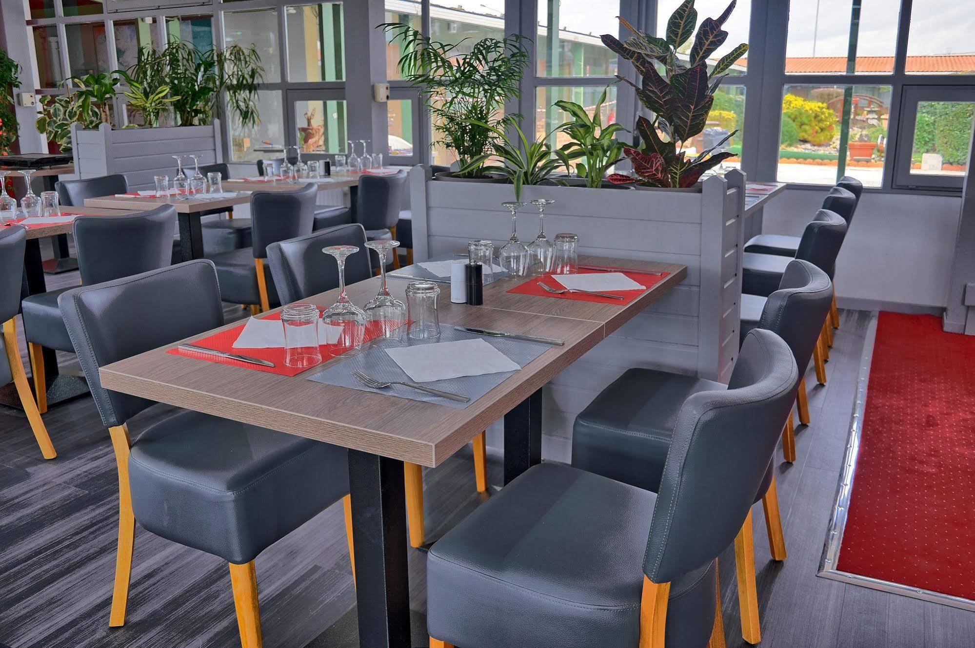 Hotel Restaurant Les Jardins D'Epone Exterior photo